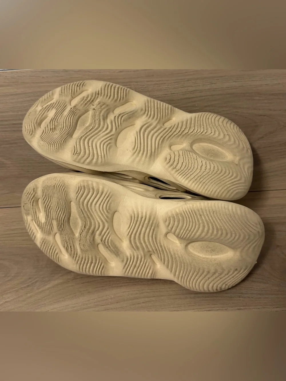 Form runner kids slip on sandals size 5